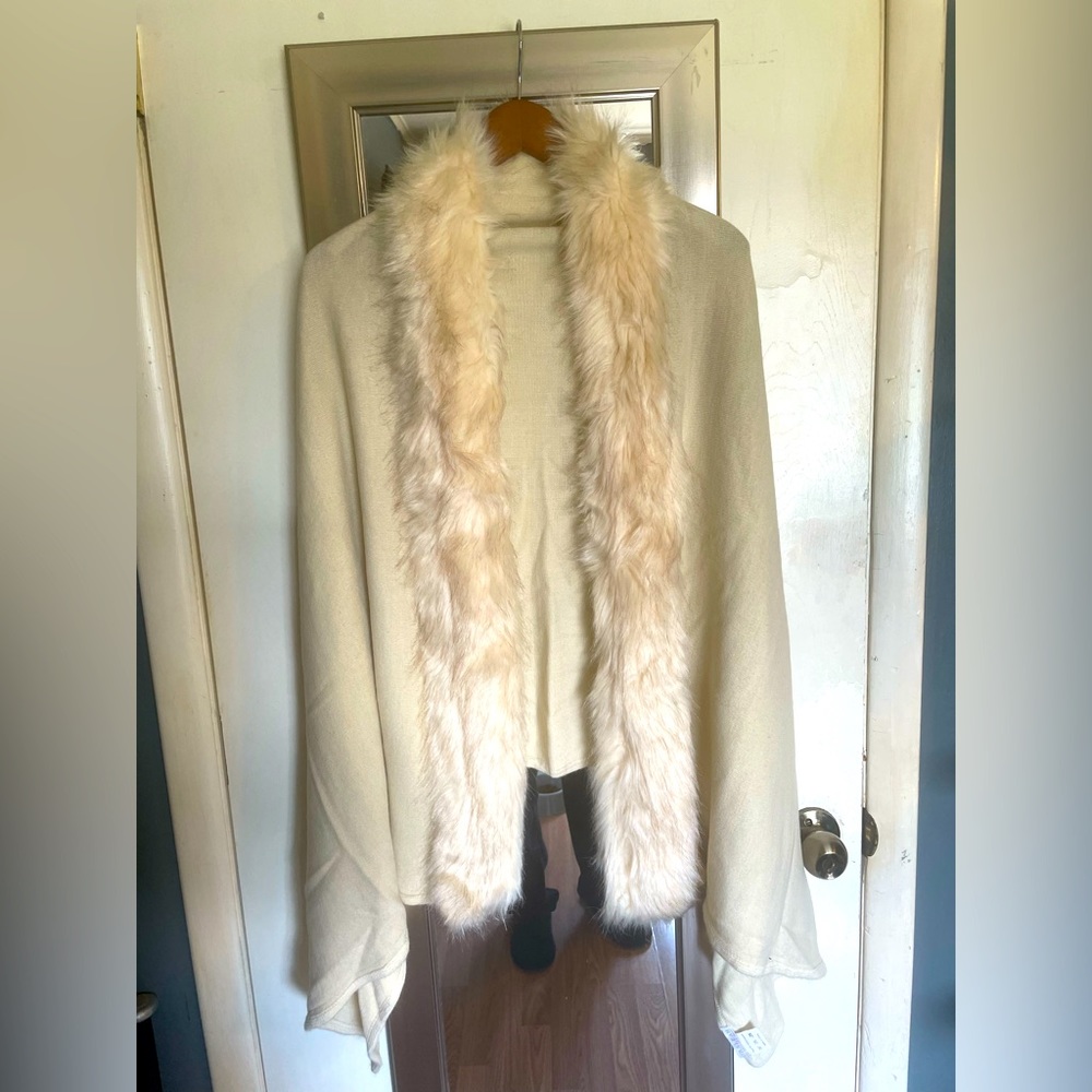 Shiraleah Faux fur cape / shawl